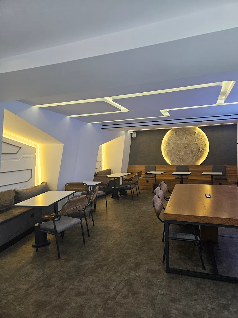 It is the Bex Coffeehouse in Konyaalti, one of the best work spots in Antalya, enjoying a comfortable workspace for digital nomads and remote workers. 