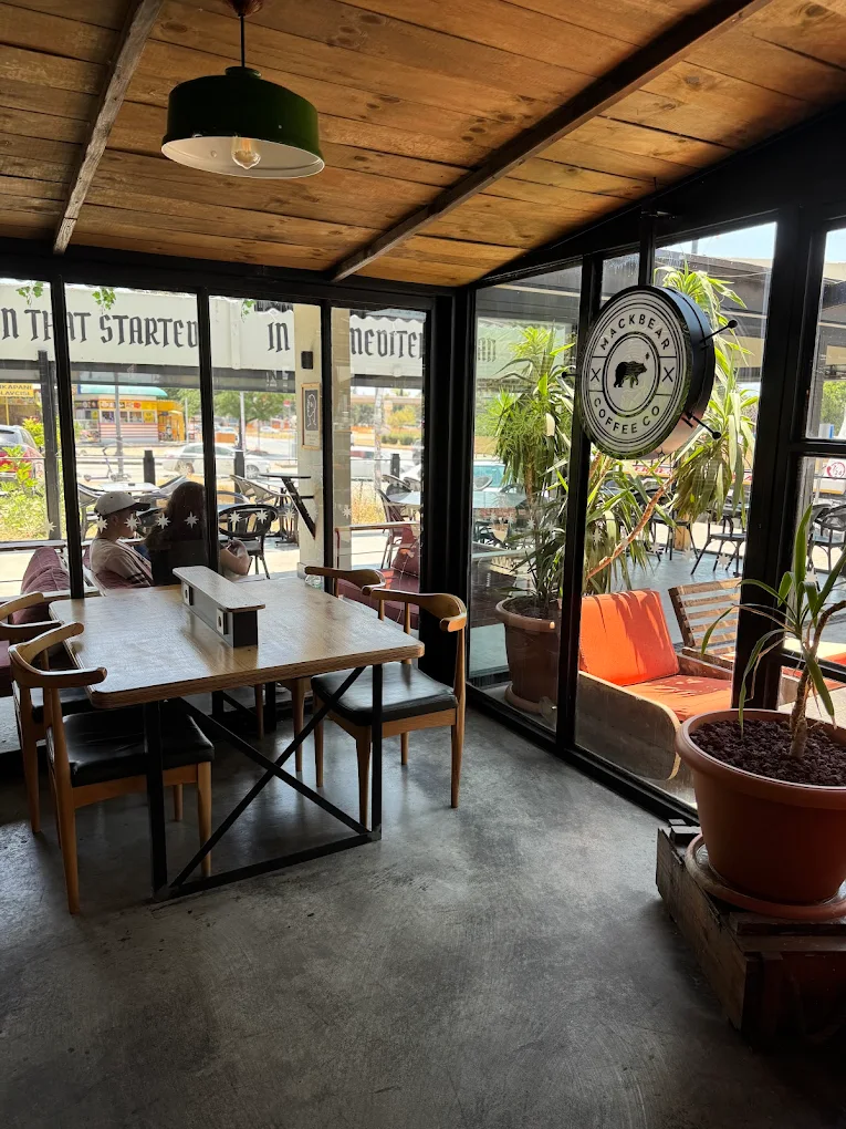 It is the Mackbear coffee in Kultur, one of the best work spots in Antalya, enjoying a comfortable workspace for digital nomads and remote workers.