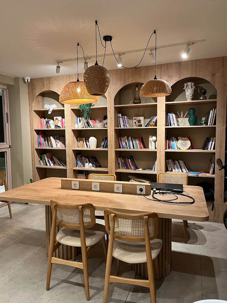 It is the Mam Coffee house in Konyaalti, one of the best work spots in Antalya, enjoying a comfortable workspace for digital nomads and remote workers.