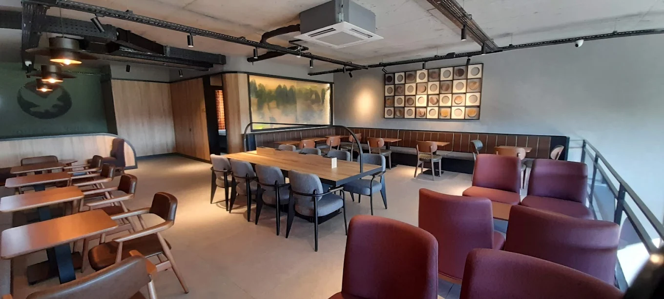 It is the Midgard Coffeehouse in Gulveren, one of the best work spots in Antalya, enjoying a comfortable workspace for digital nomads and remote workers.