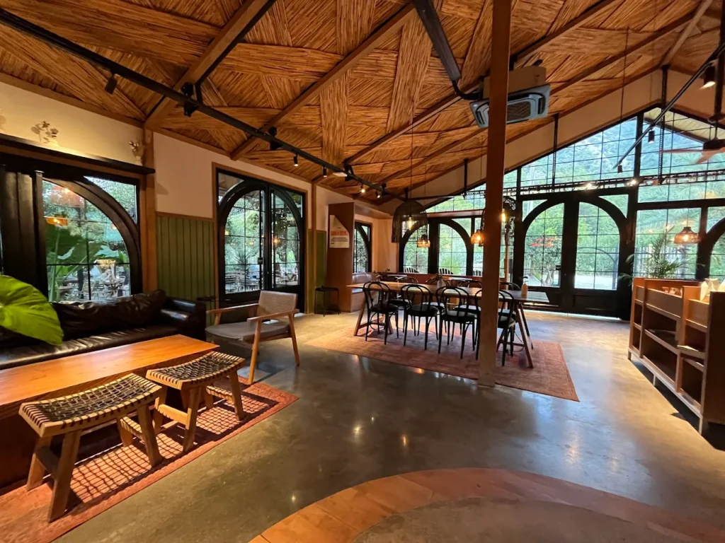 It is the Beaver coffee house in Sarisu, one of the best work spots in Antalya, enjoying a comfortable workspace for digital nomads and remote workers.
