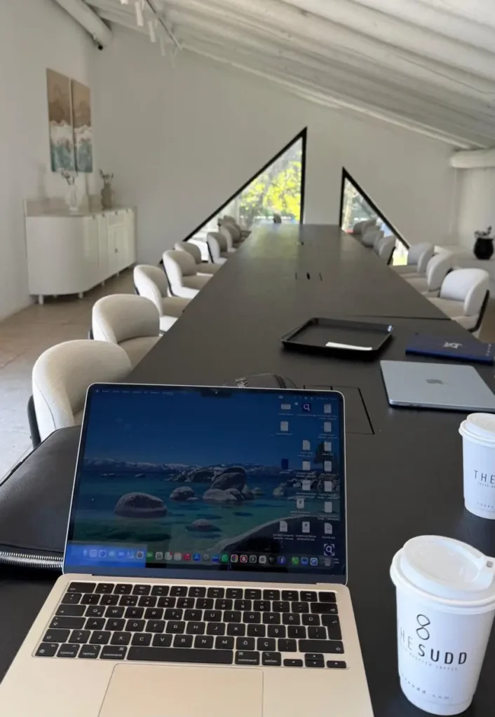 It is the Sudd Coffee house in Liman Setur Marine, one of the best work spots in Antalya, enjoying a comfortable workspace for digital nomads and remote workers.